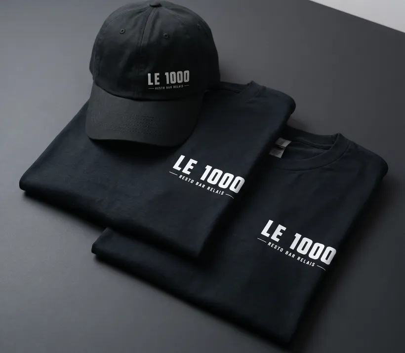 T-shirts et casquette noirs avec le logo du Resto Bar Le 1000